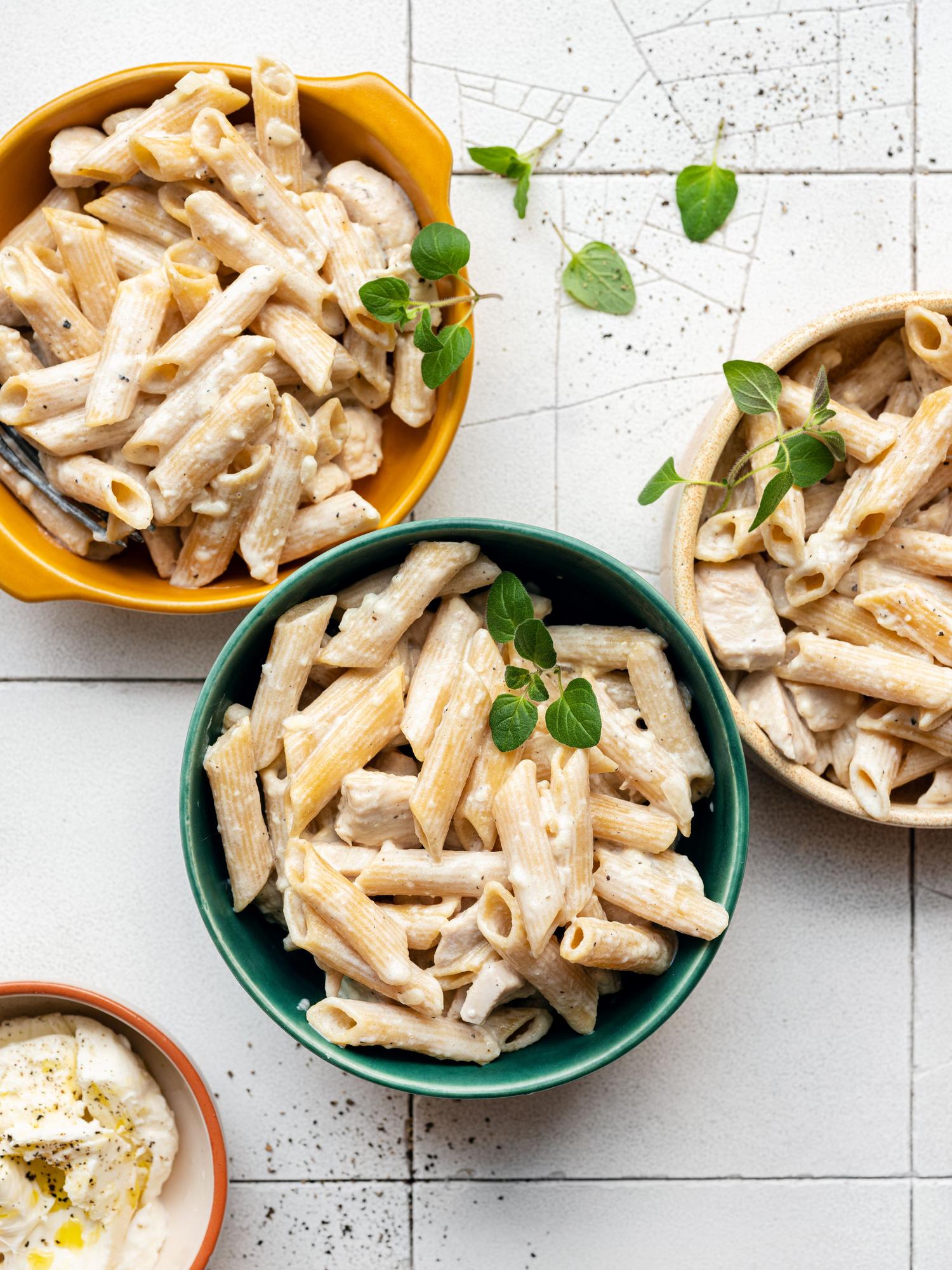 Pasta con salsa ai tre formaggi