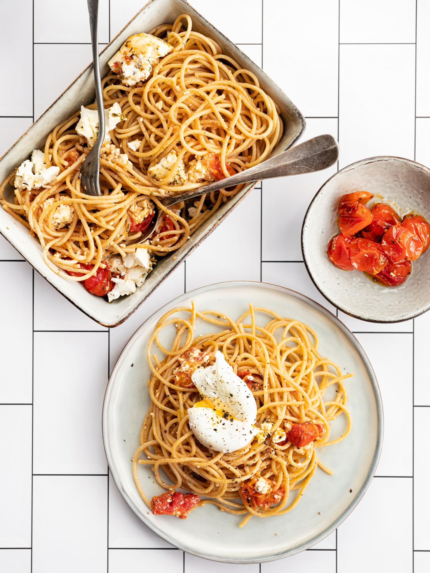 Pasta con pomodori arrosto e uovo in camicia