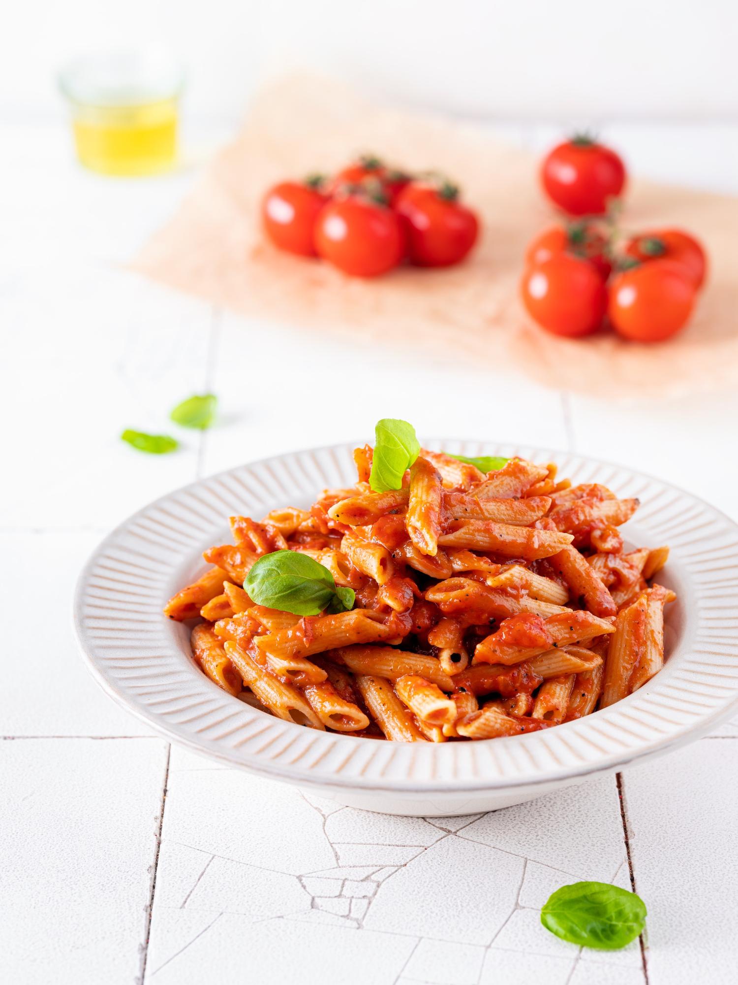 Pasta con pesto di pomodori e peperoni arrosto