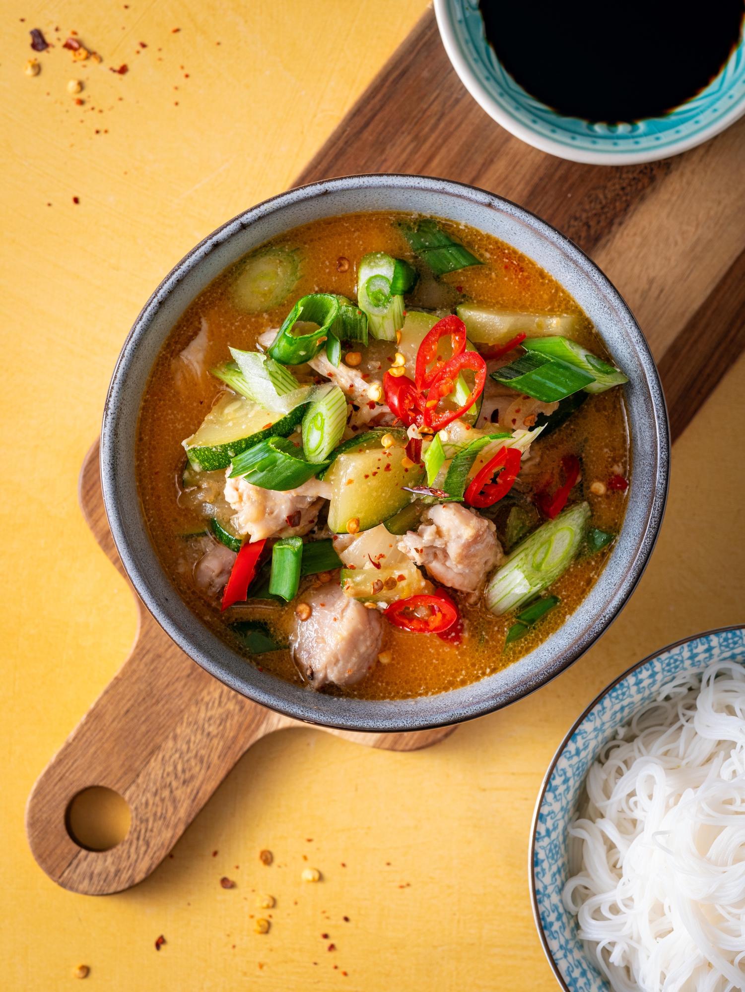Curry di pollo tailandese con vermicelli di riso
