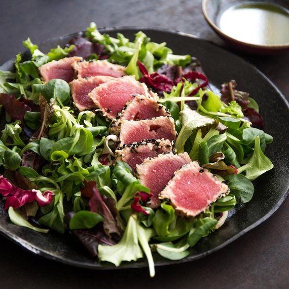 Tonno in crosta di sesamo con insalata e vinaigrette al miele