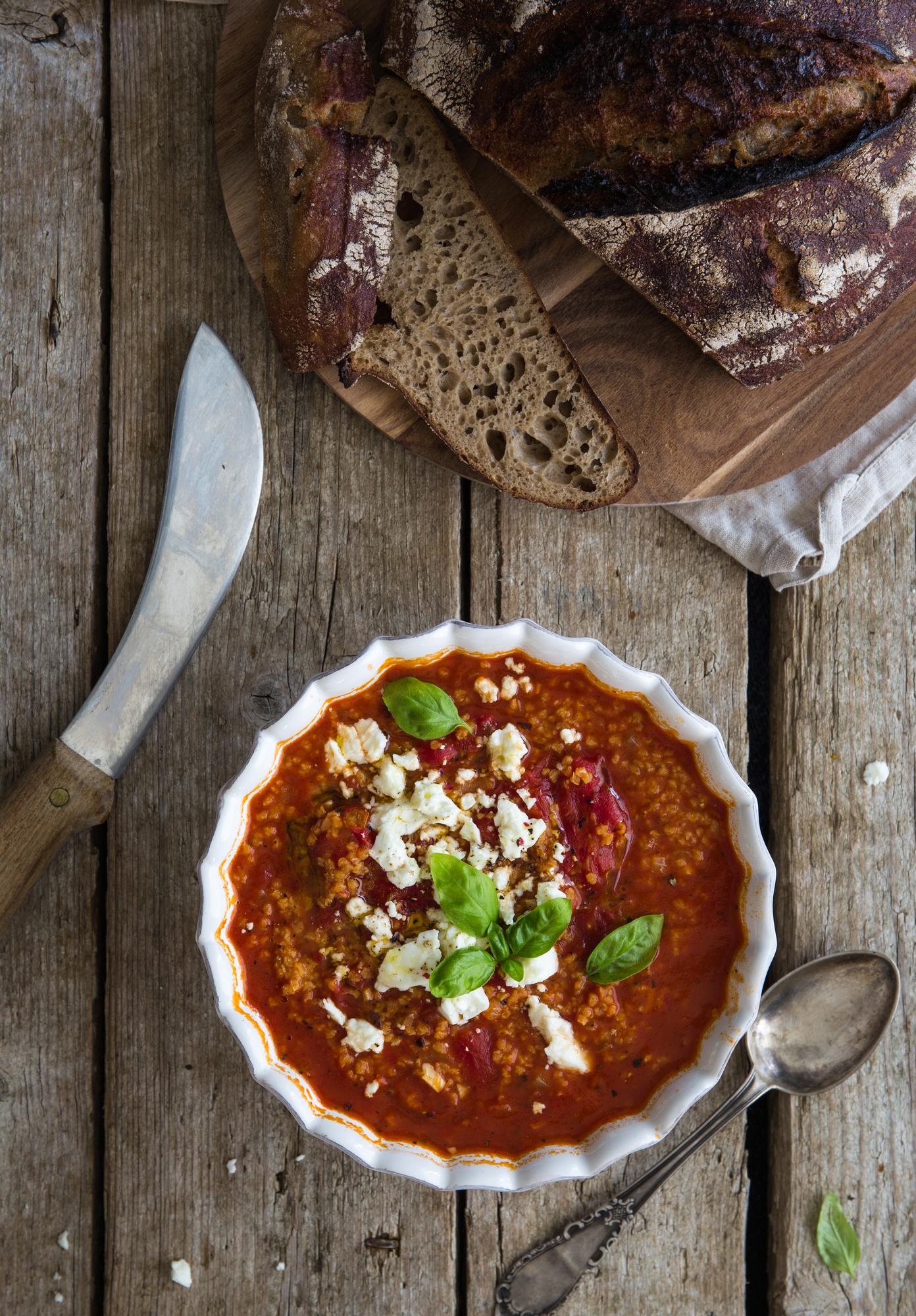 Zuppa di pomodoro con bulgur e feta