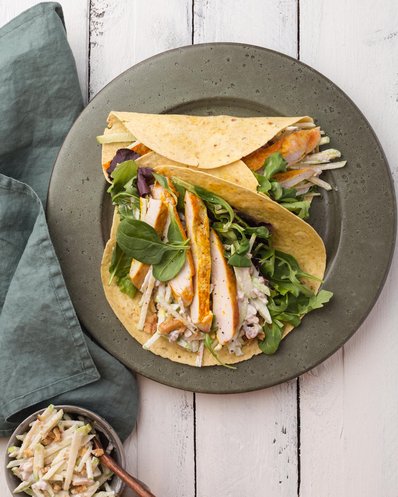 Tortilla con insalata waldorf