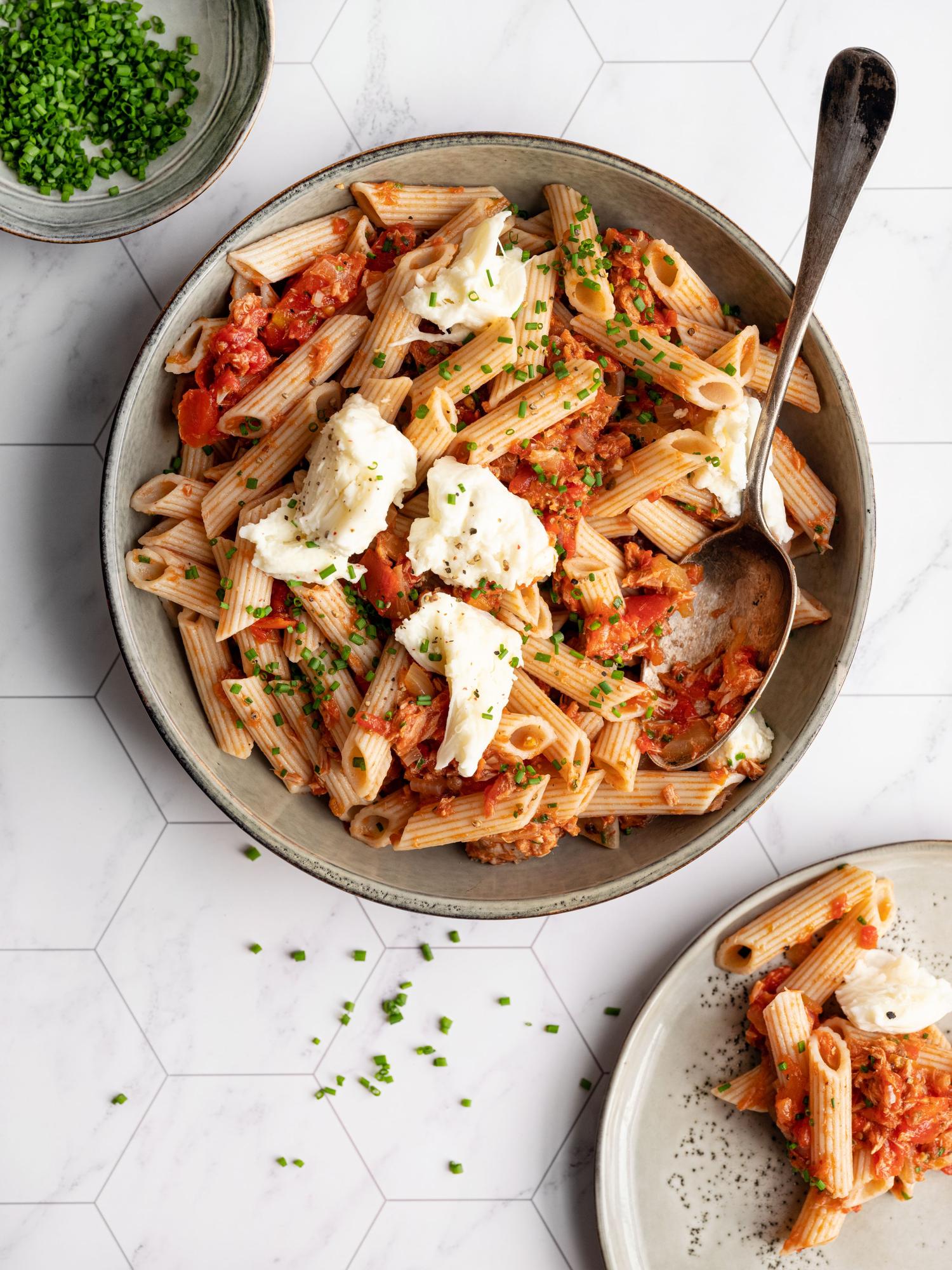 Pasta al tonno con pomodori e mozzarella