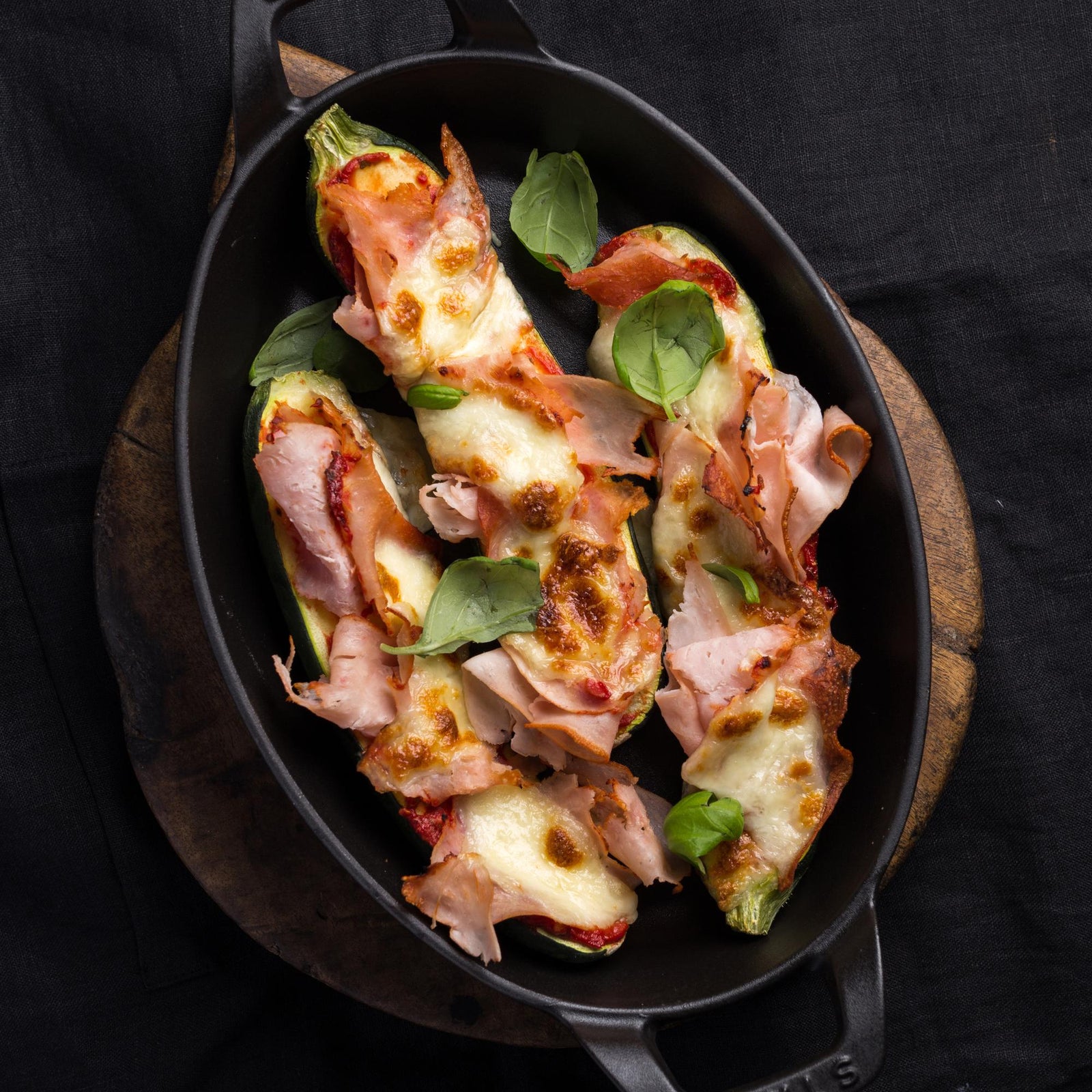 Zucchine al forno ripiene di prosciutto di tacchino e mozzarella