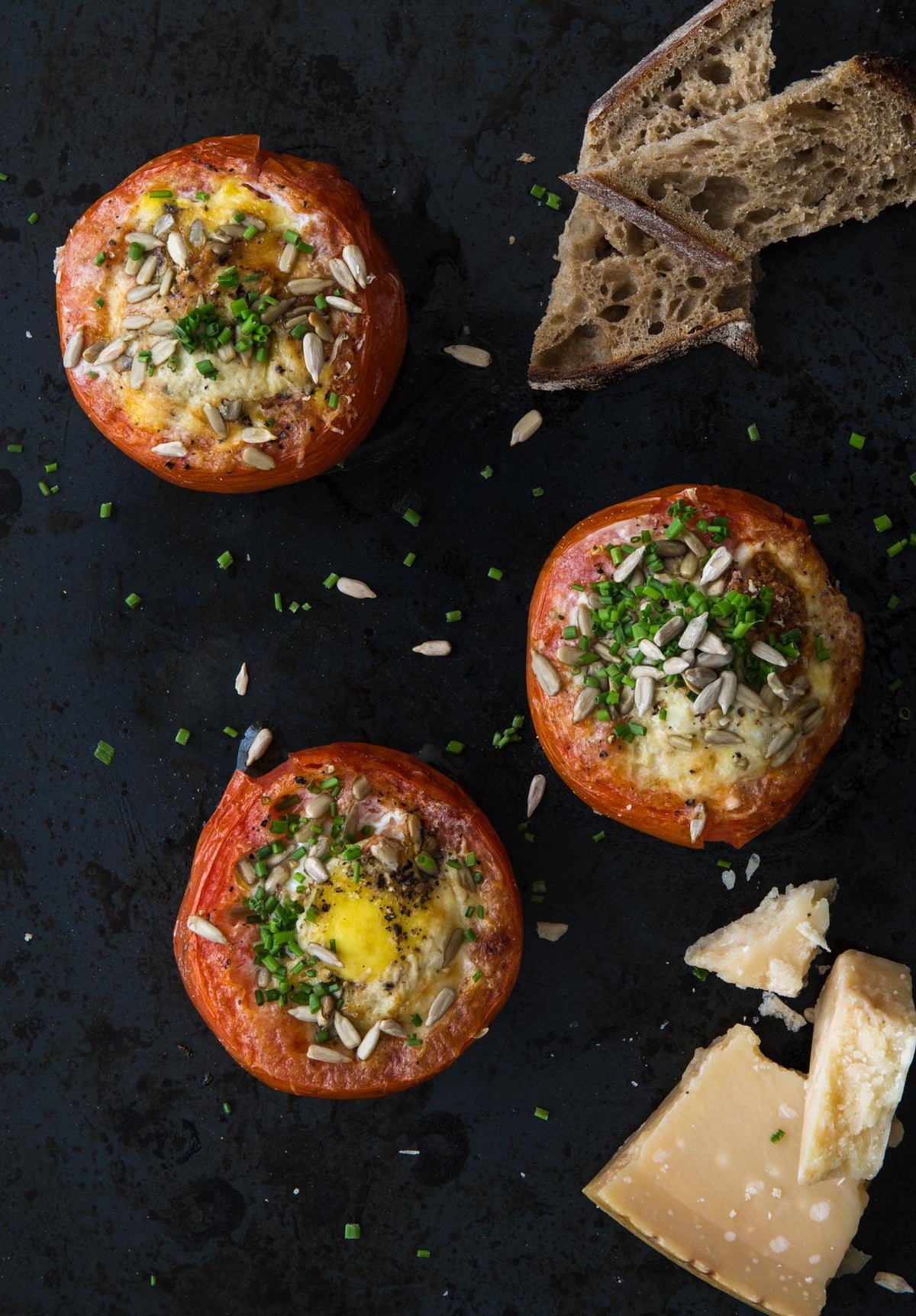 Pomodori gratinati con erba cipollina e parmigiano