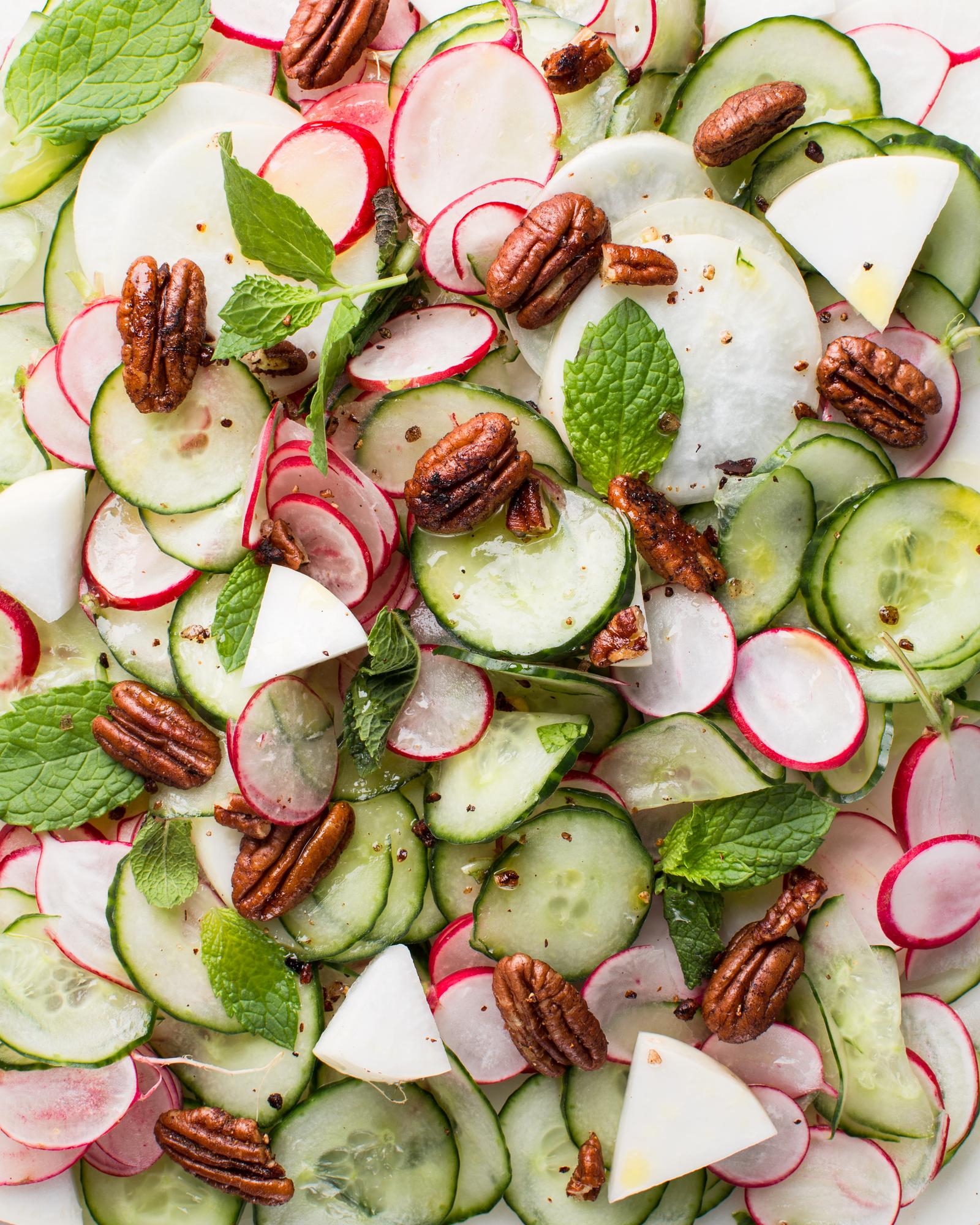 Insalata di cetriolo con kohlrabi, ravanelli e noci pecan speziate