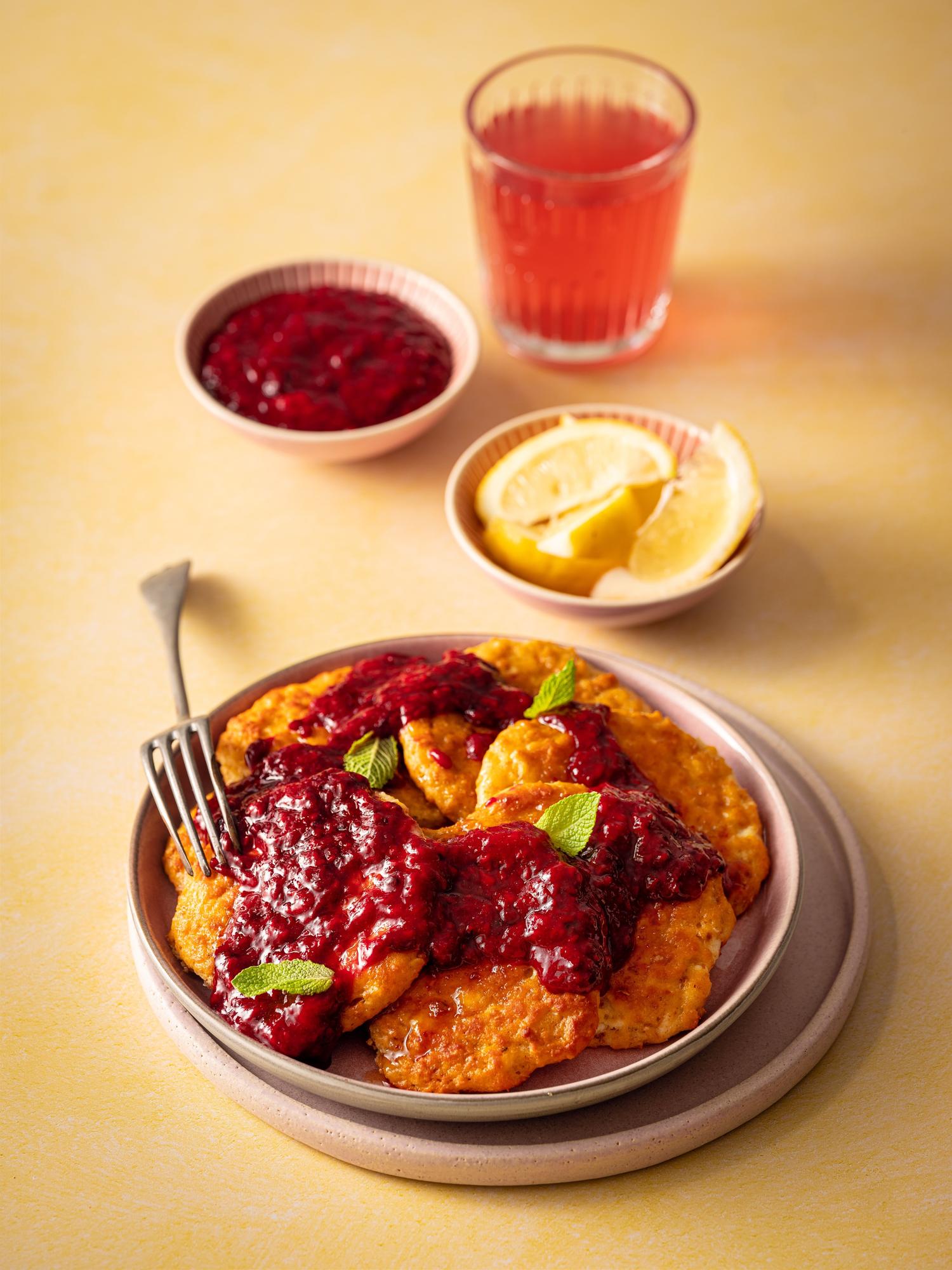 Frittelle ucraine (syrnyky) con composta di frutta