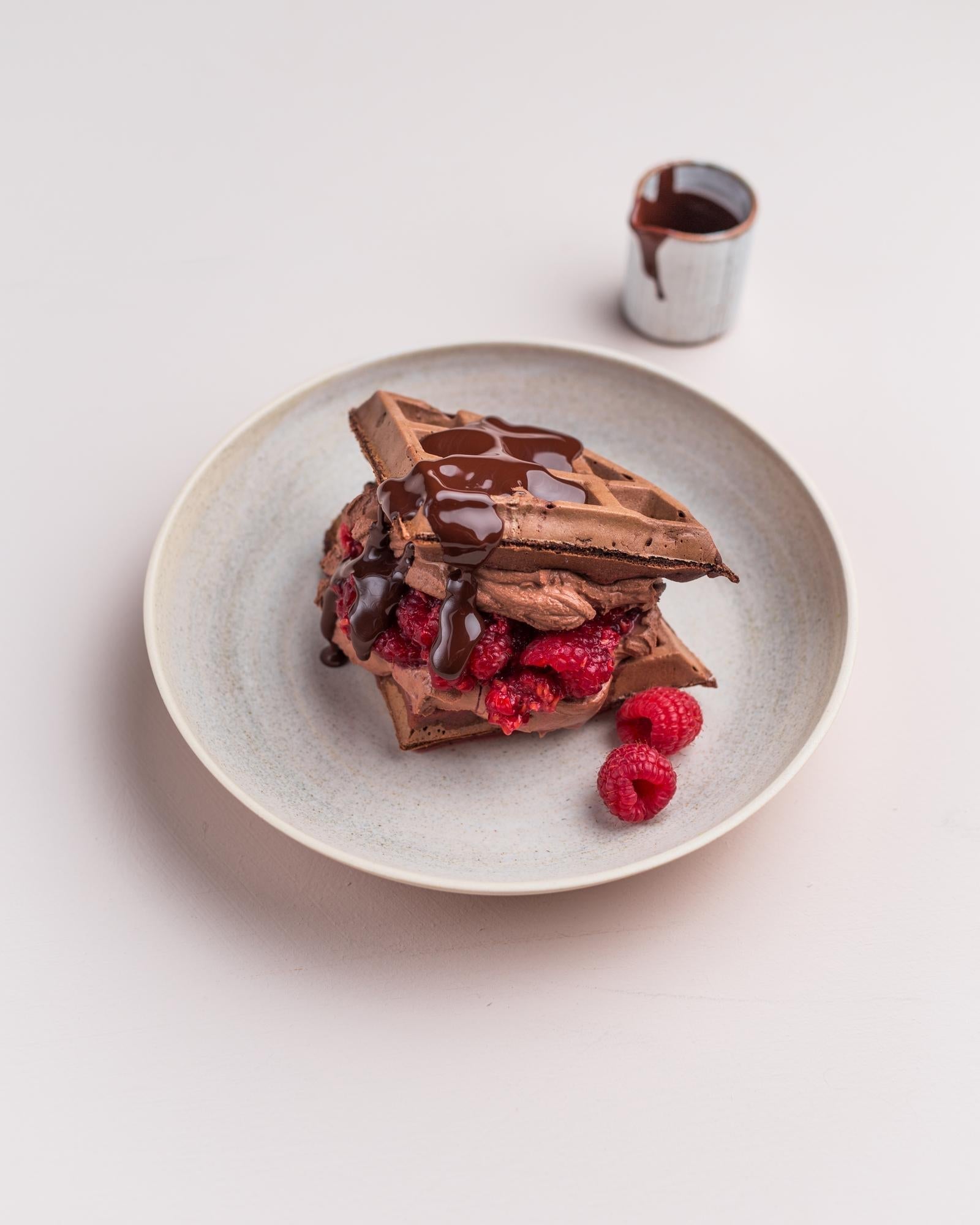 Waffle con crema di arachidi e lamponi