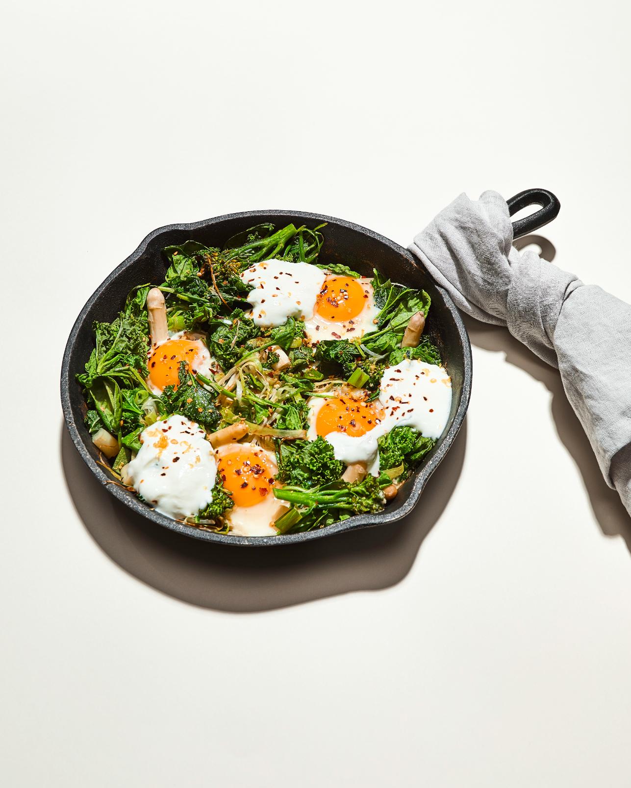 Uova in padella unica con broccoli e asparagi