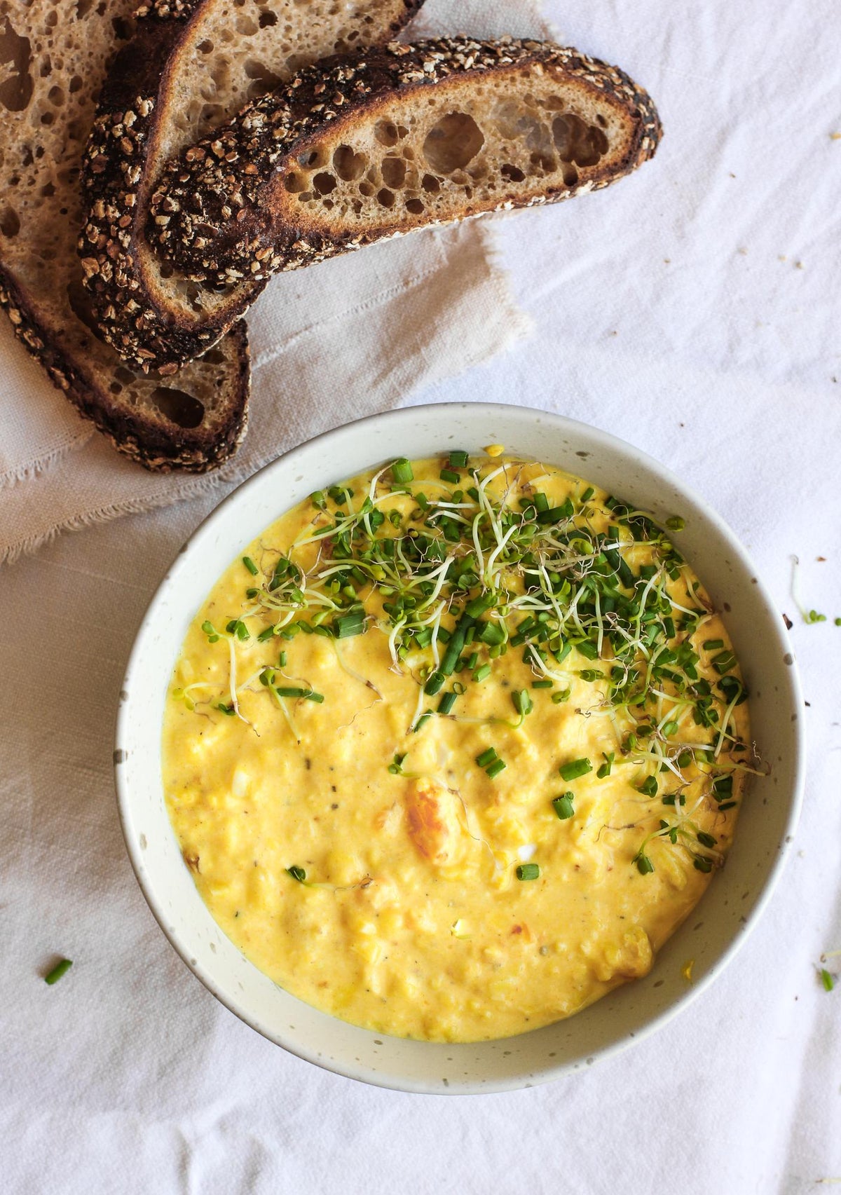 Insalata di uova con curcuma e yogurt