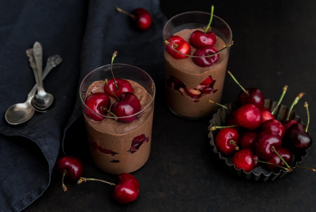 Mousse al cioccolato vegana con ciliegie