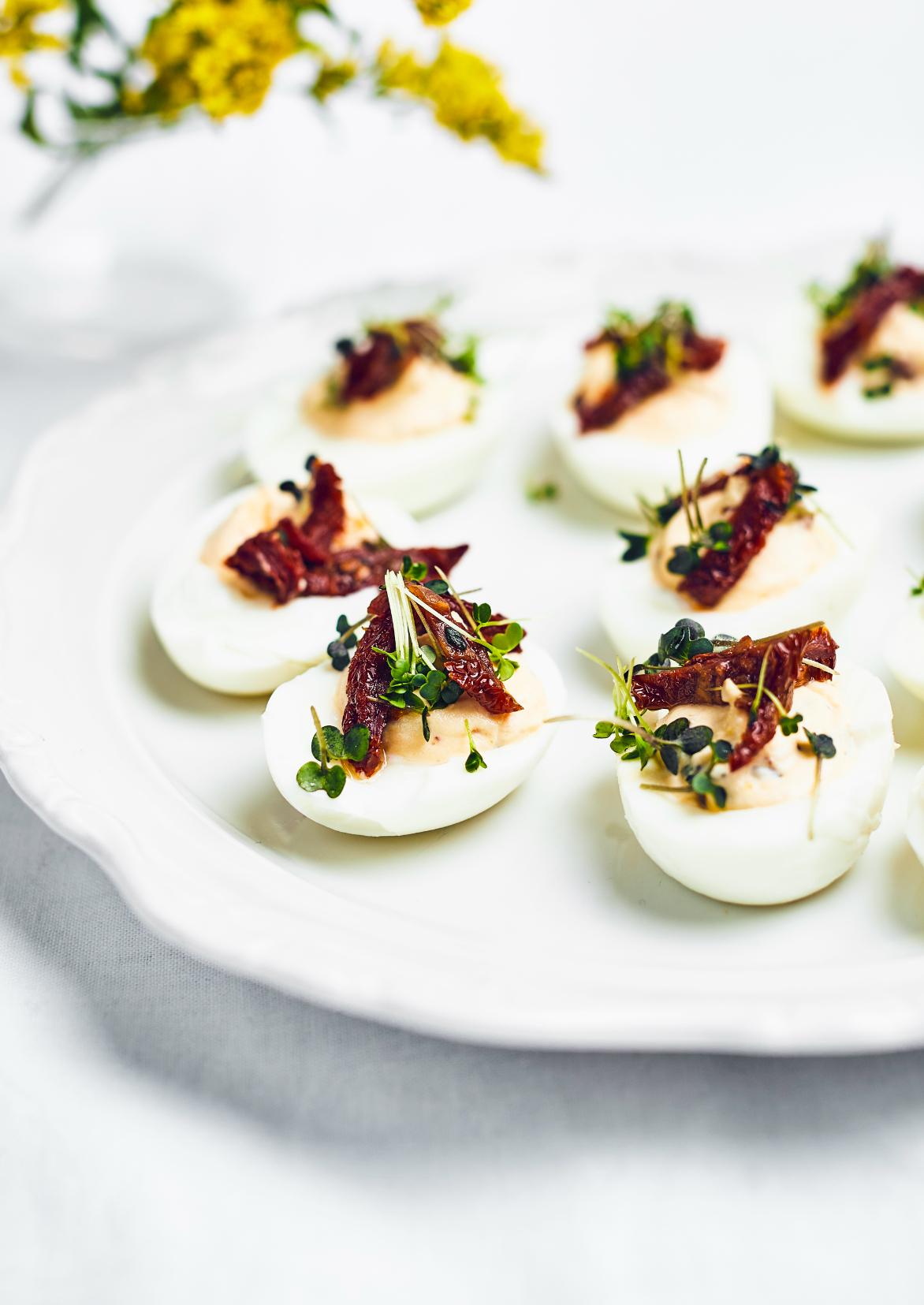Uova ripiene di ricotta con erbe aromatiche e pomodori secchi