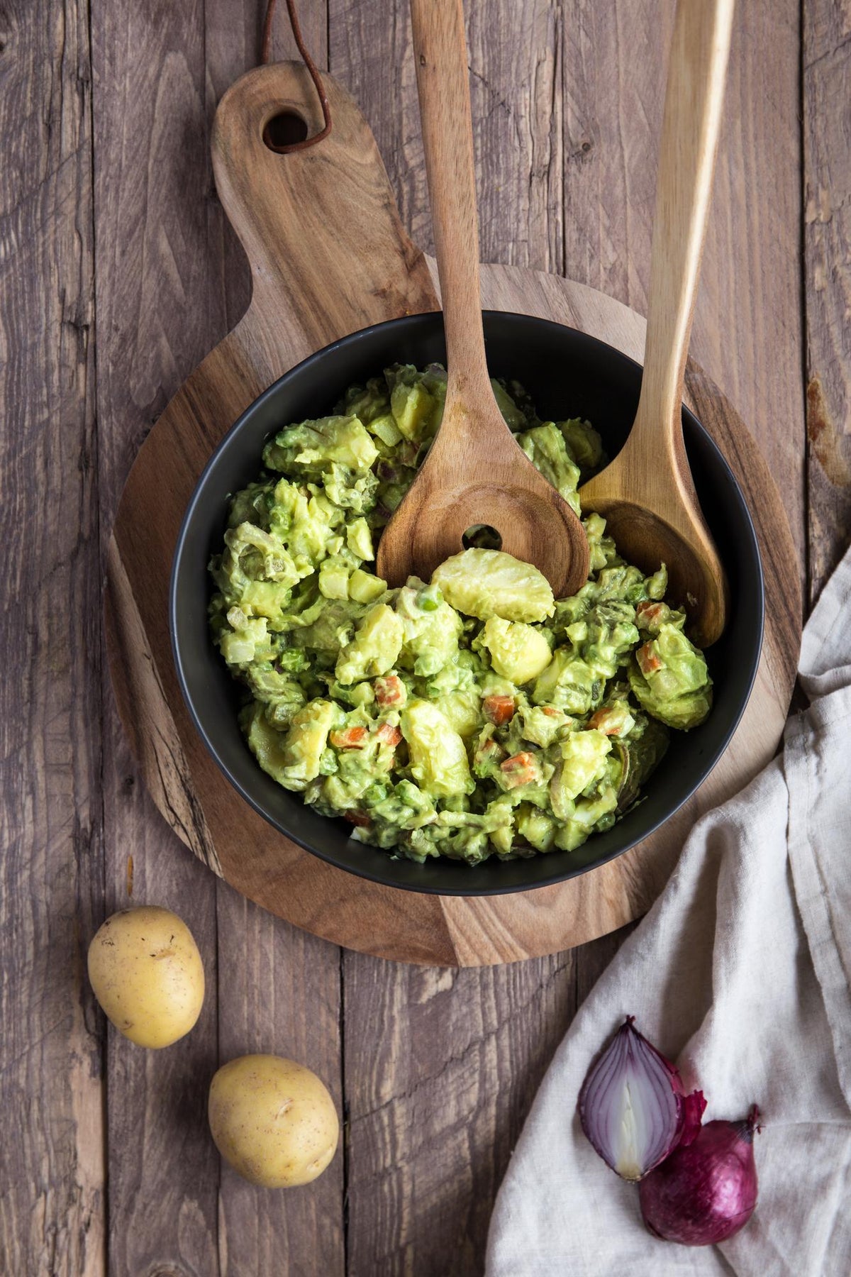 Insalata natalizia con maionese all'avocado
