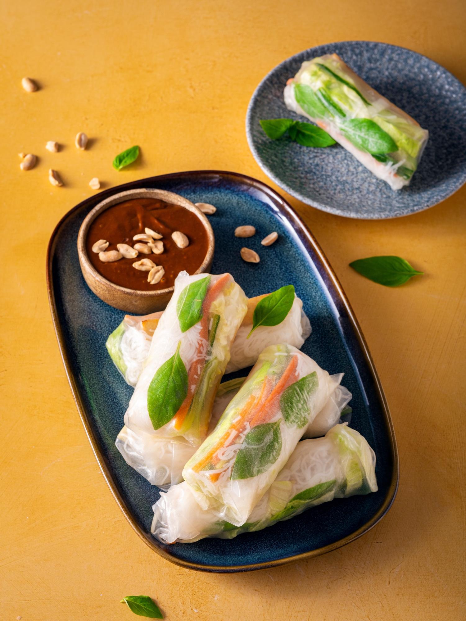 Involtini estivi vietnamiti con salsa agli arachidi