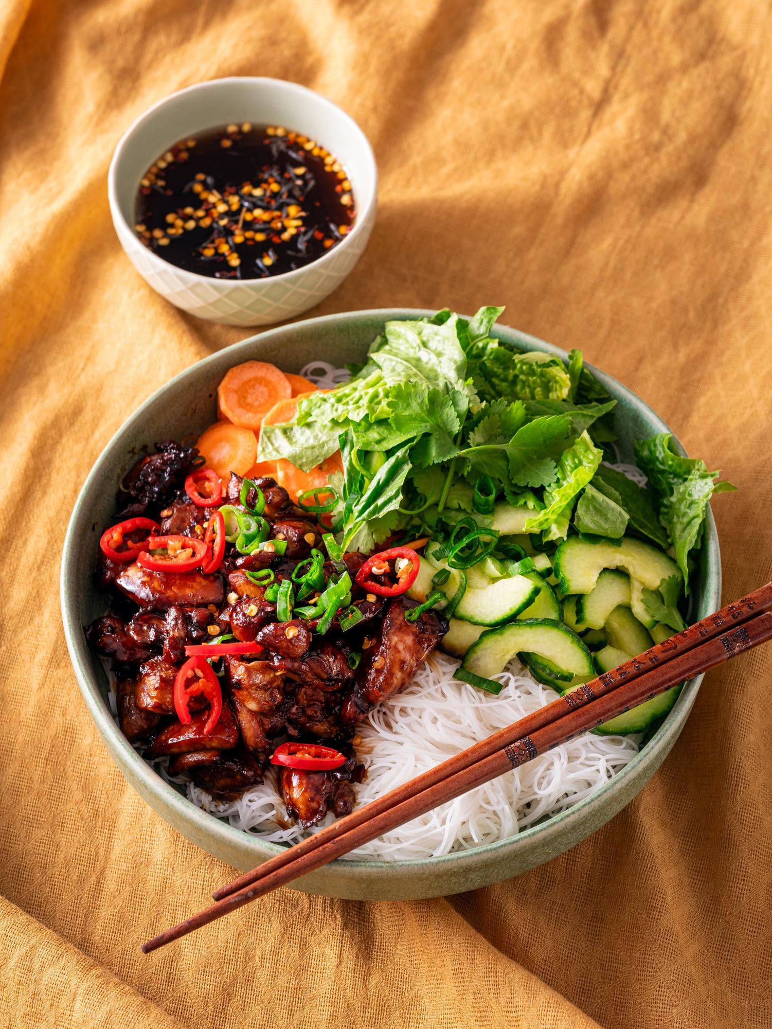 Insalata vietnamita di pollo con vermicelli di riso