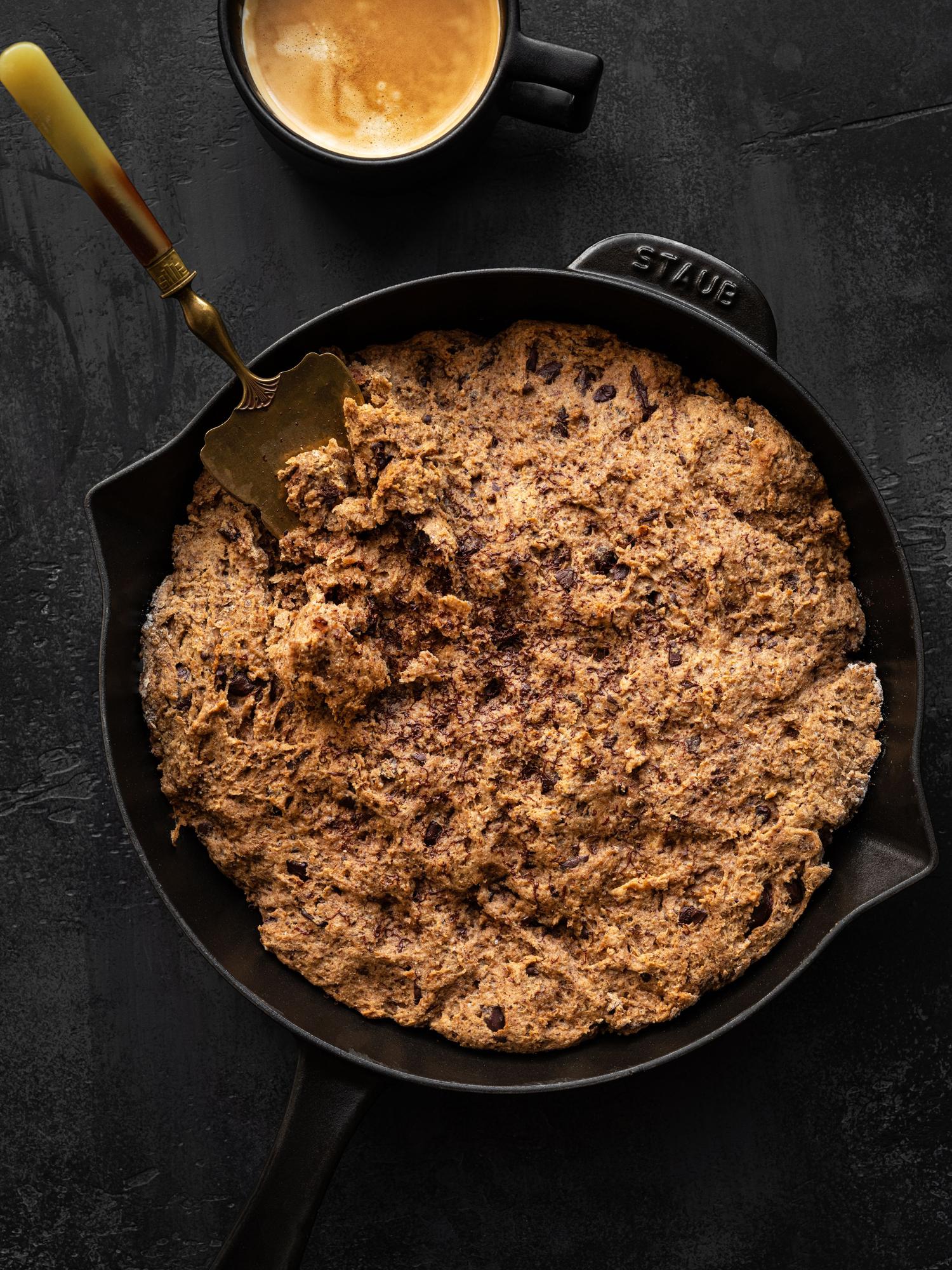 Biscotto ai fiocchi con cioccolato in un'unica padella