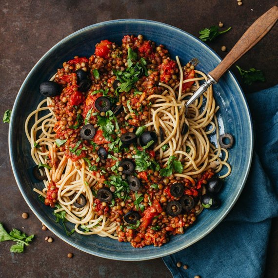 Spaghetti integrali con salsa di lenticchie piccante