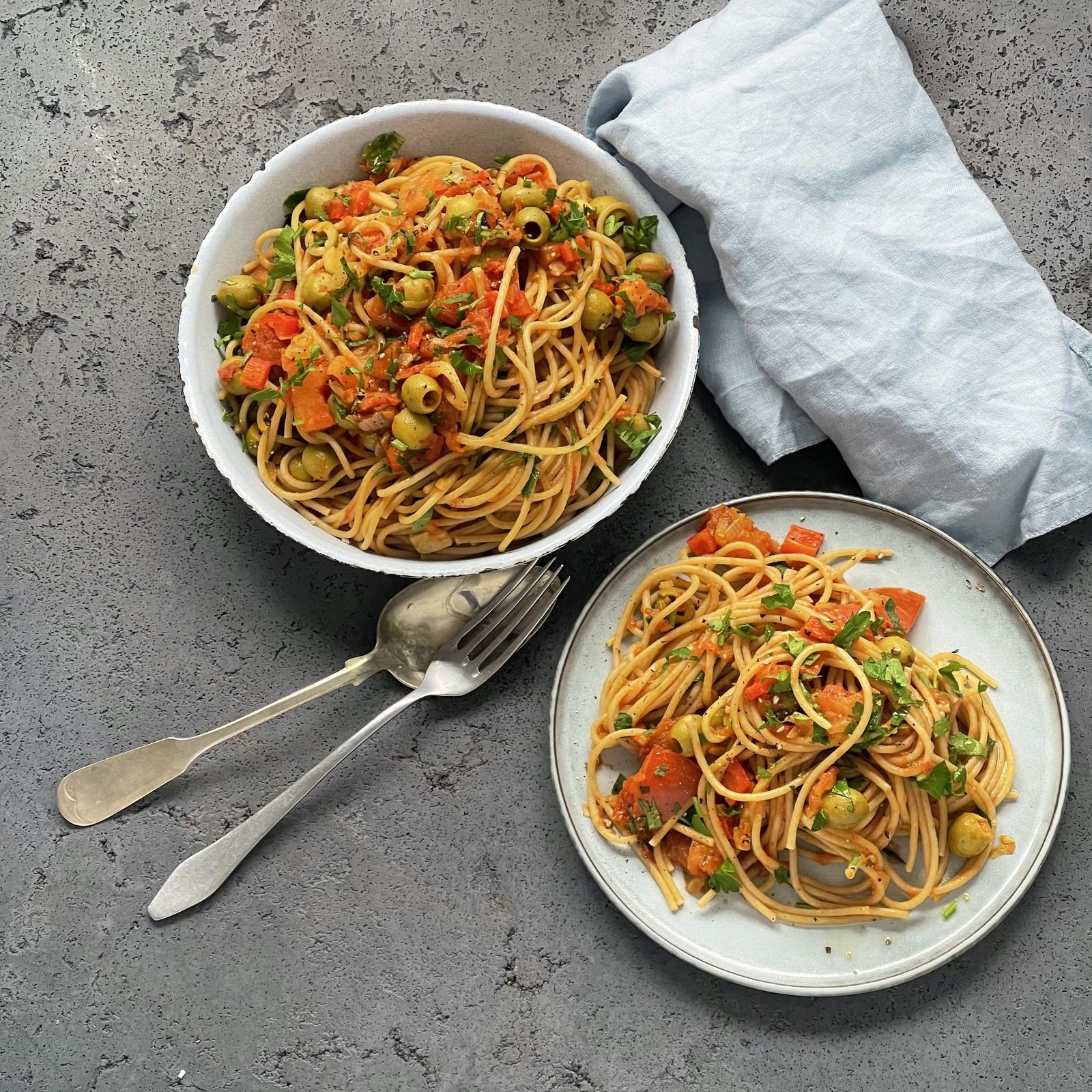 Pasta integrale con olive e pomodori