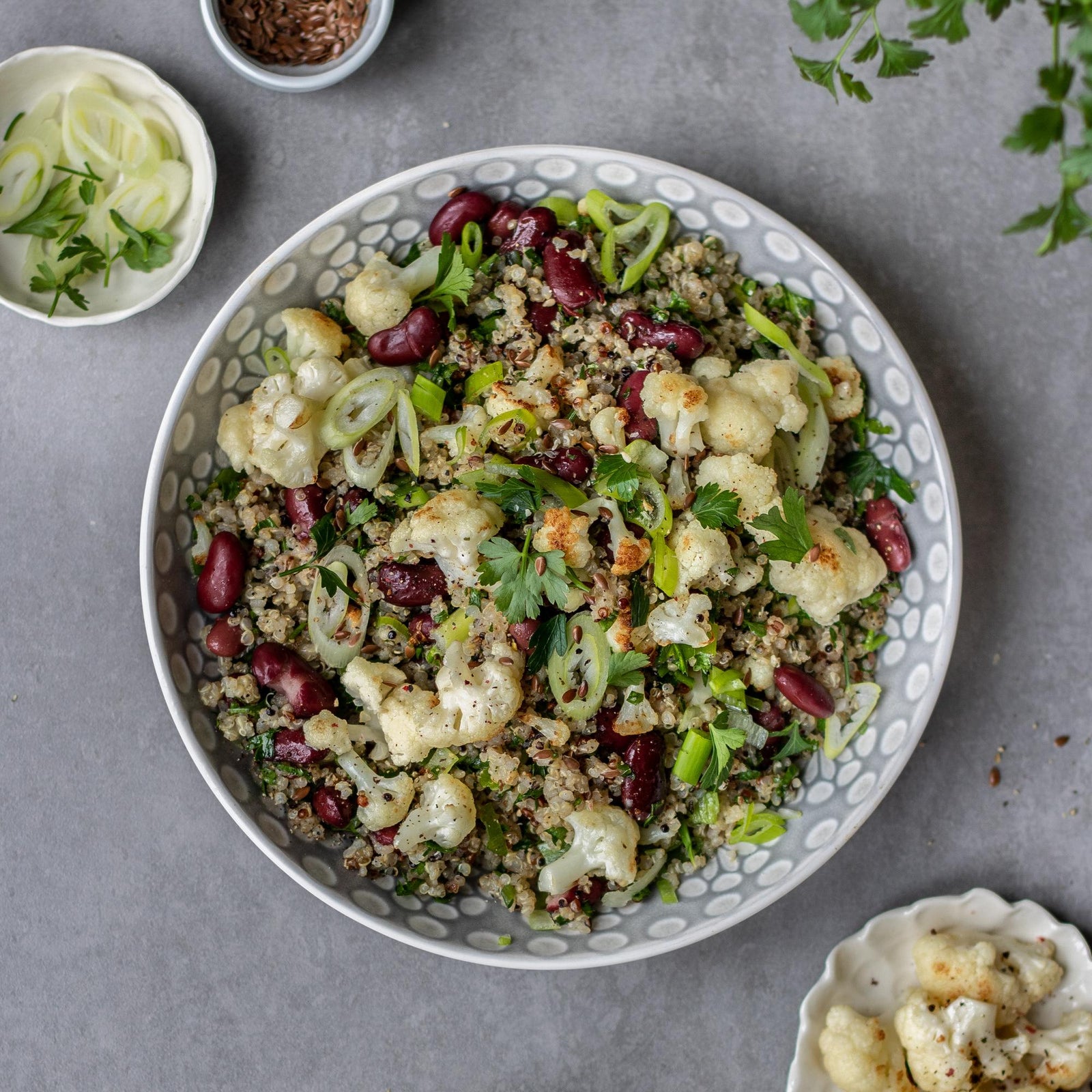 Insalata tiepida di quinoa con cavolfiore arrostito