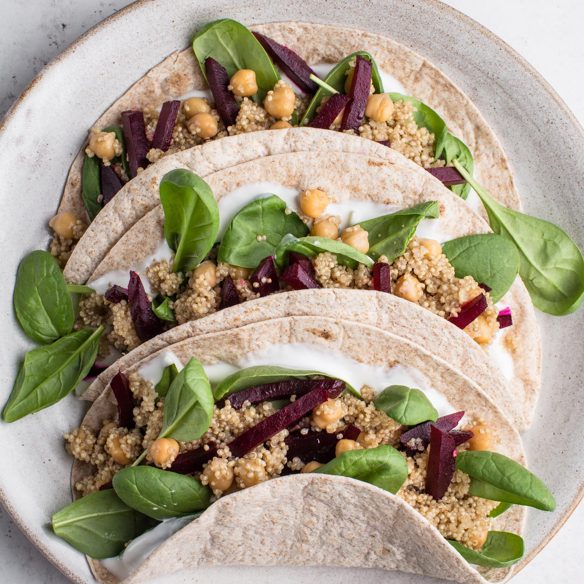 Wrap con quinoa, barbabietola e vinaigrette al miele