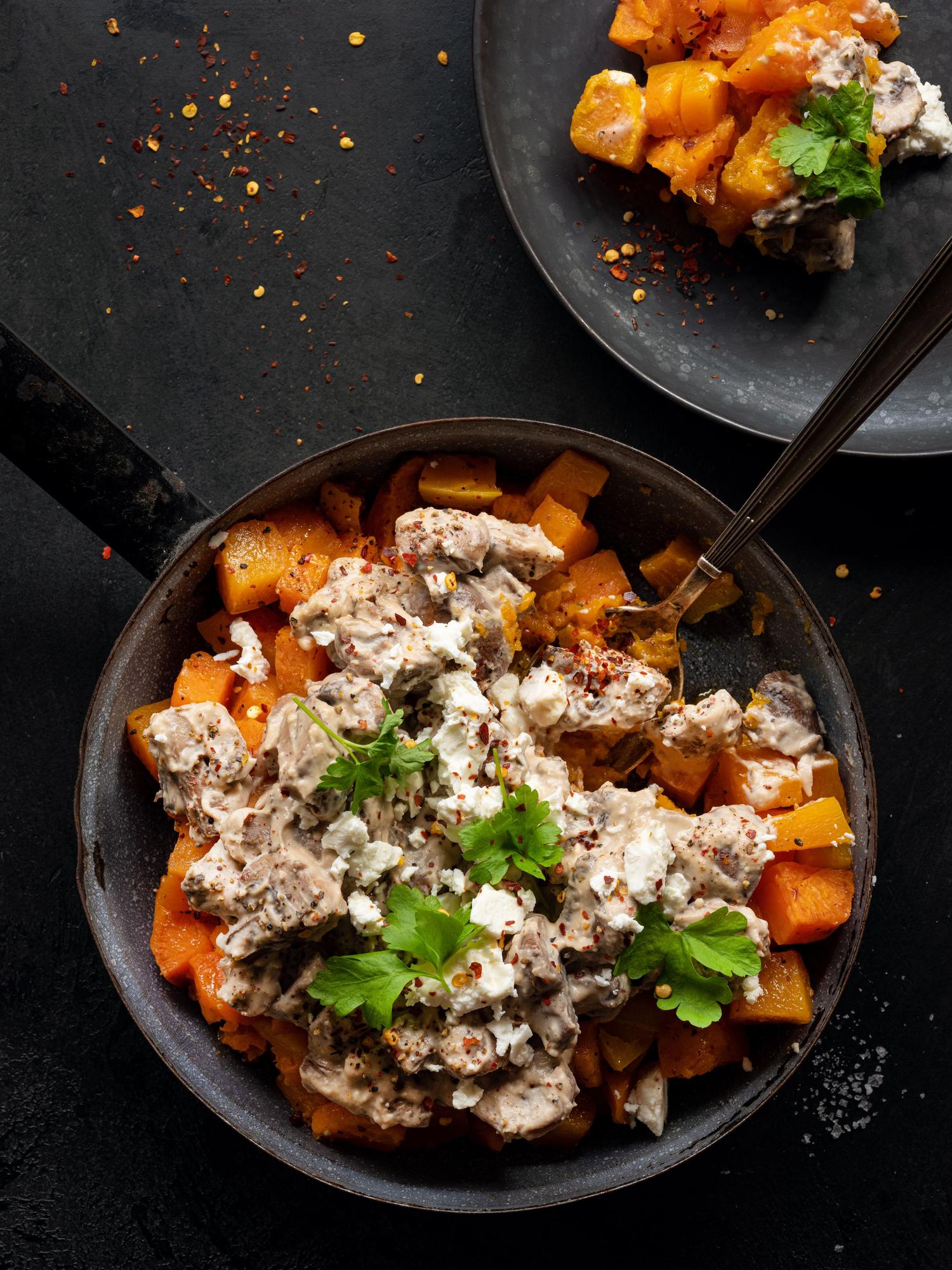 Funghi champignon con formaggio, patate dolci e verdure in teglia unica