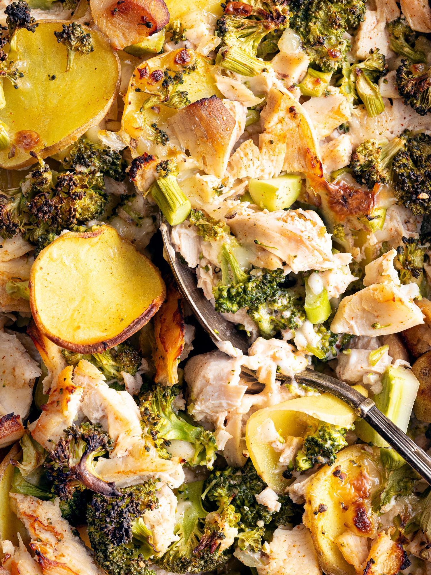 Patate gratinate con broccoli, pollo e formaggio