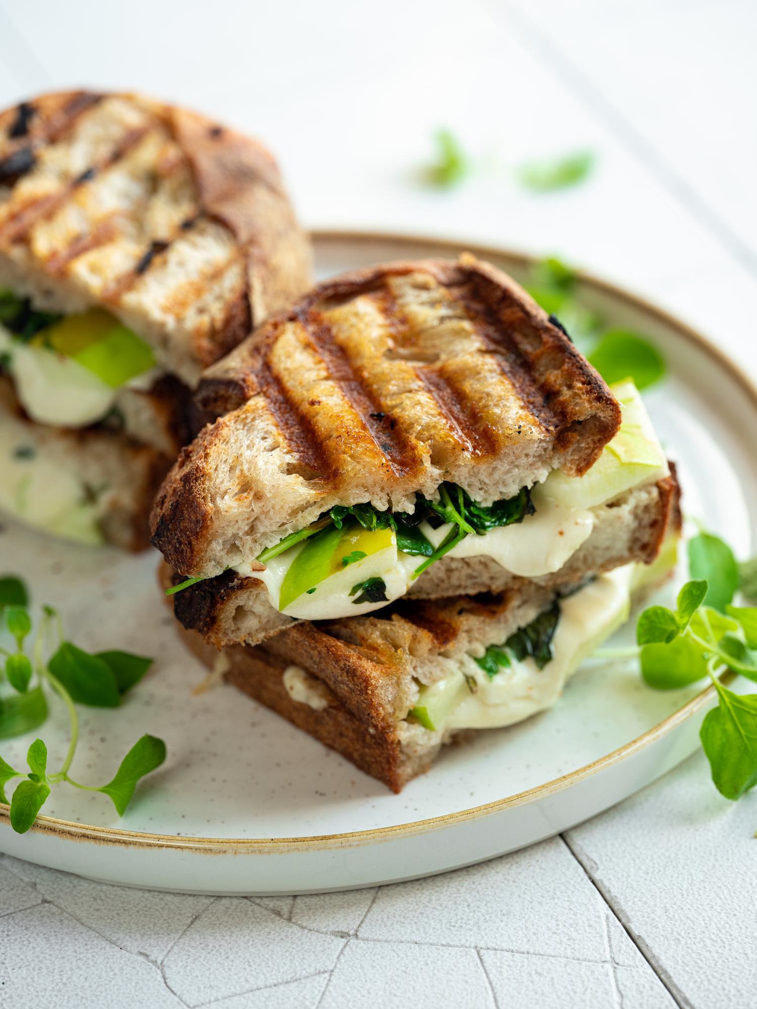 Sandwich gratinato con mozzarella, mela verde e rucola
