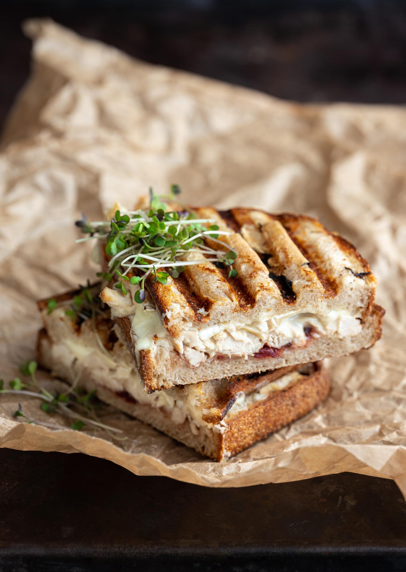 Sandwich gratinato con formaggio, tacchino e condimento ai mirtilli rossi