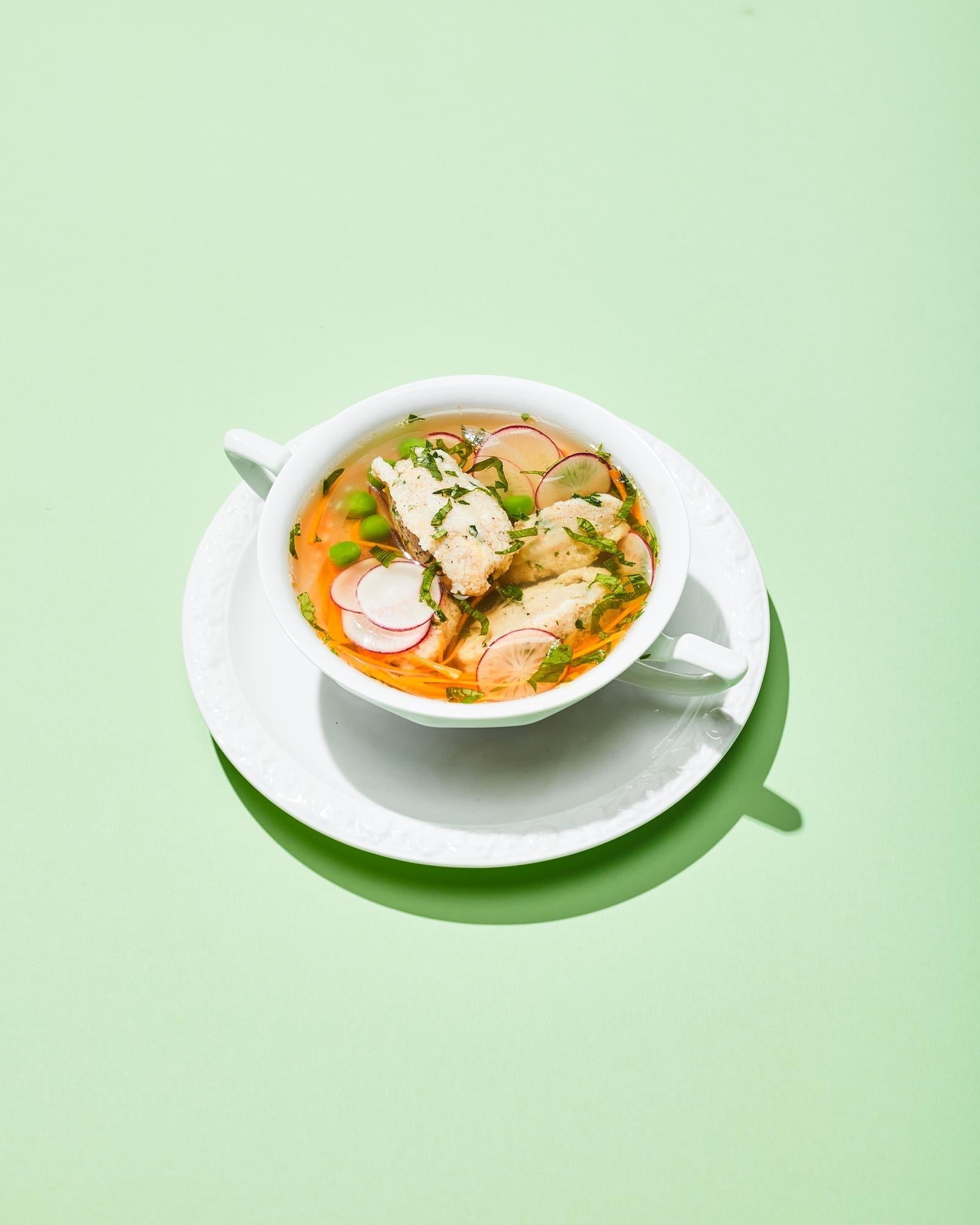 Zuppa di verdure con pesto al basilico e pasta