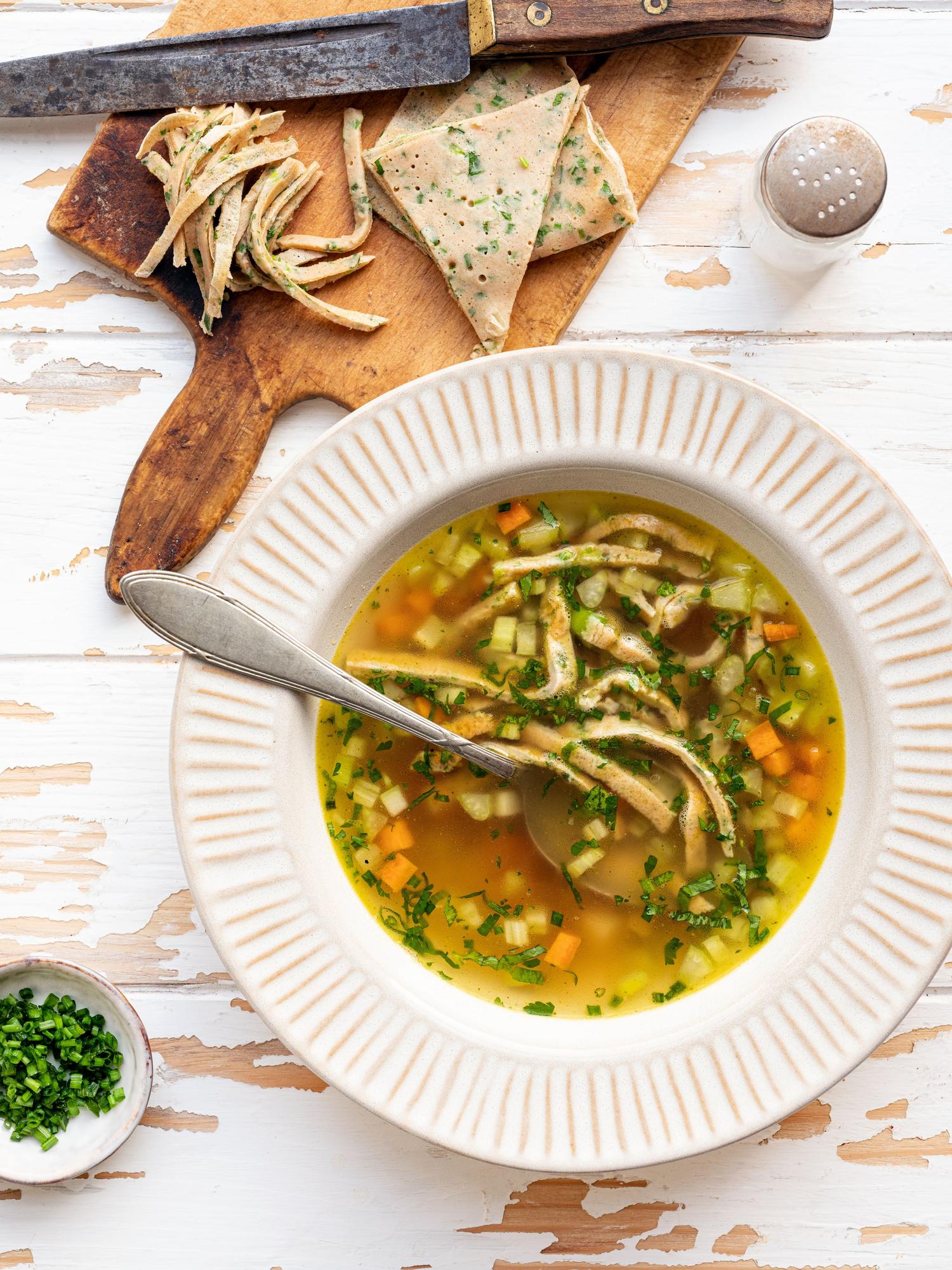 Zuppa di verdure con tagliolini alle erbe aromatiche
