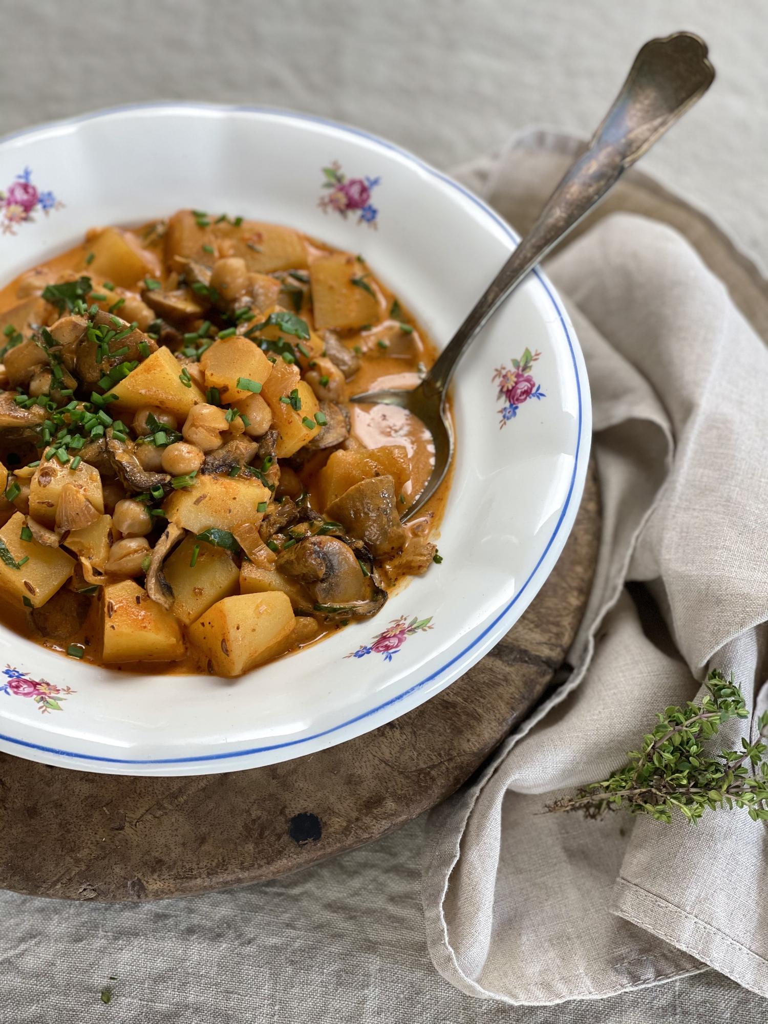 Gulasch di patate e funghi