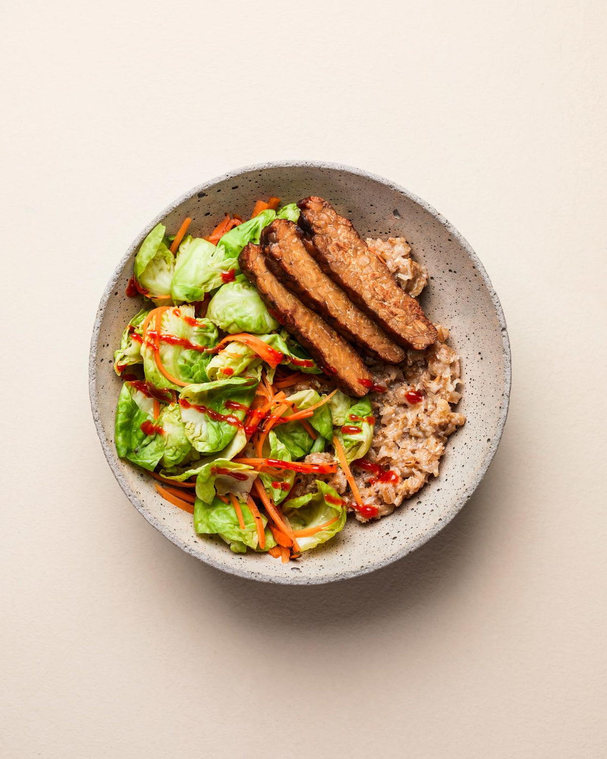 Porridge di segale con cavoletti di Bruxelles e tempeh