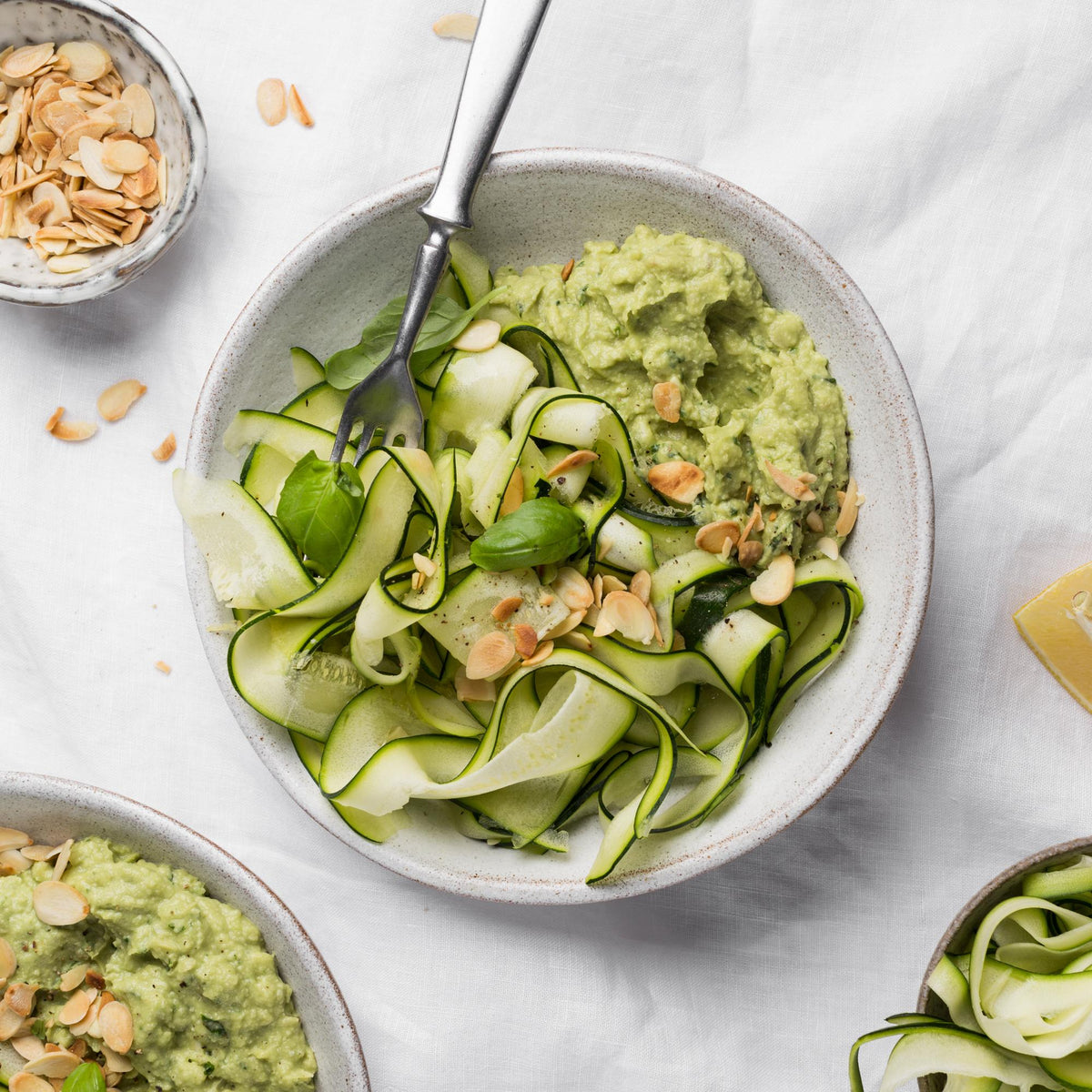Zoodles con salsa all'avocado