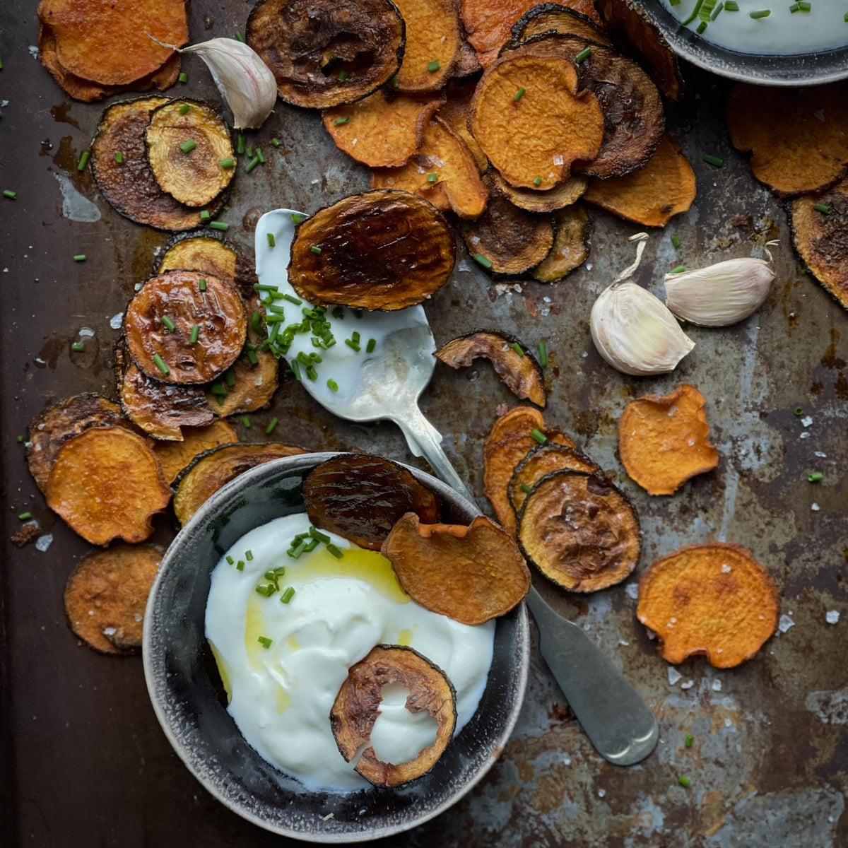 Chips di zucchine e patate dolci con dip