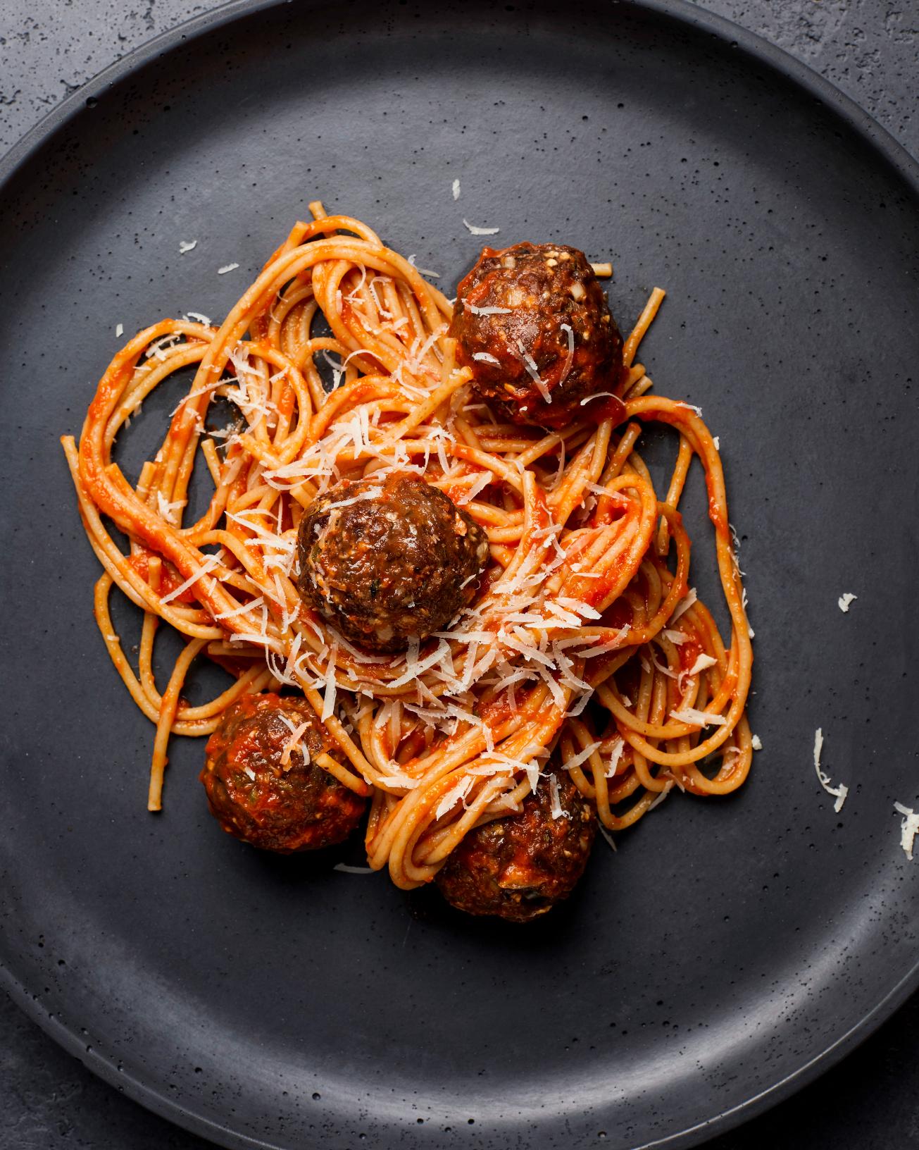 Polpette di selvaggina con salsa di peperoni arrostiti e pomodori