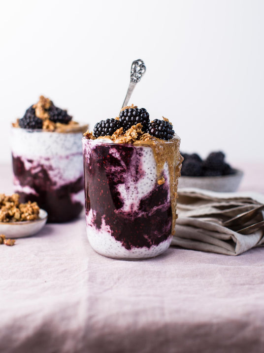 Parfait di semi di Chia con mirtilli e granola
