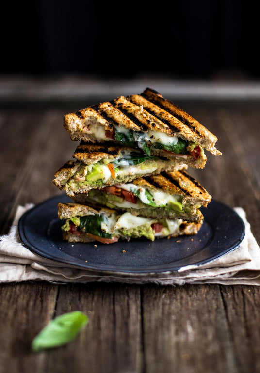 Sandwich grigliati con avocado e tonno